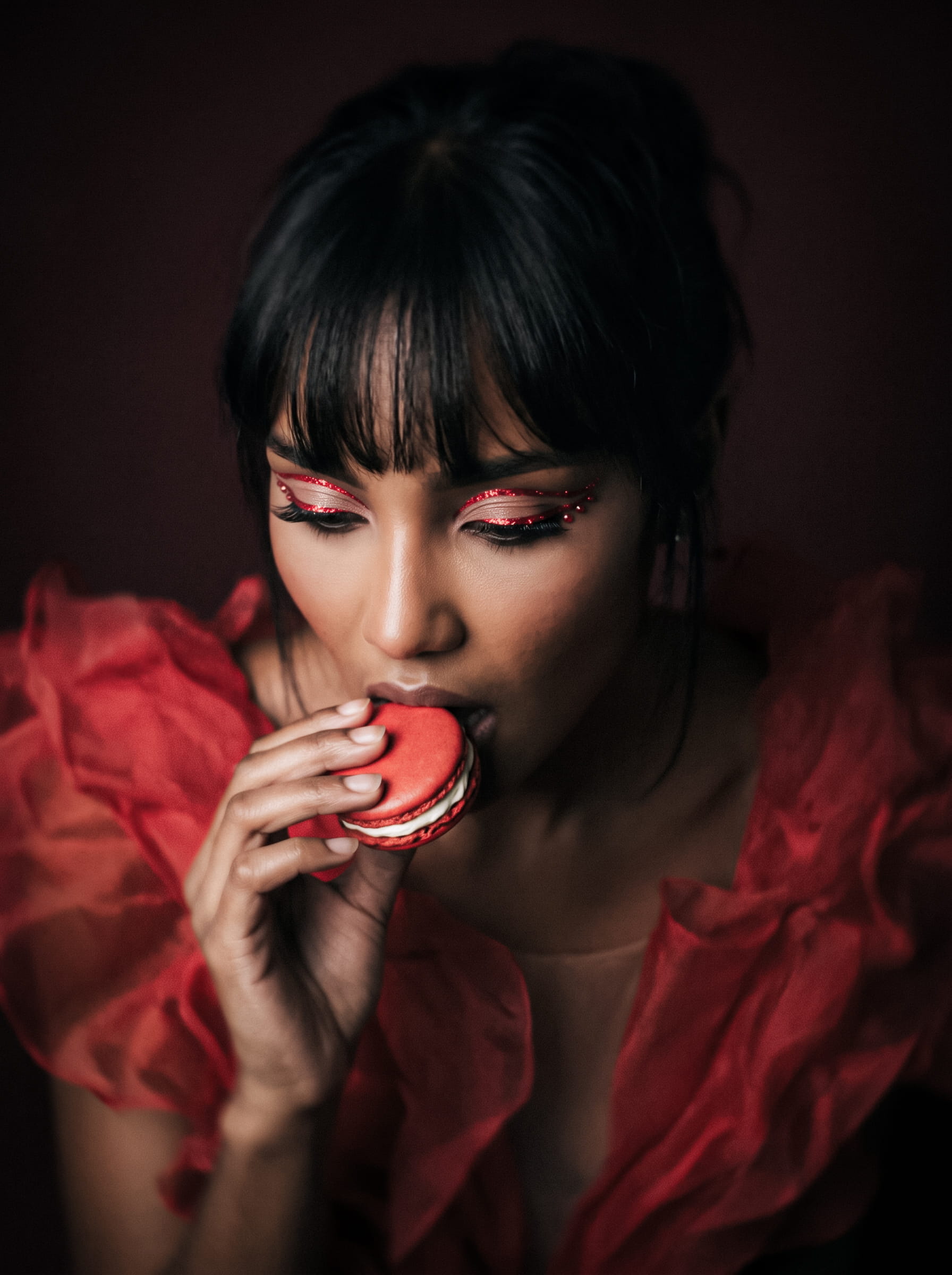 Woman_eating_macaron_studio_2K_202607101620-(1)
