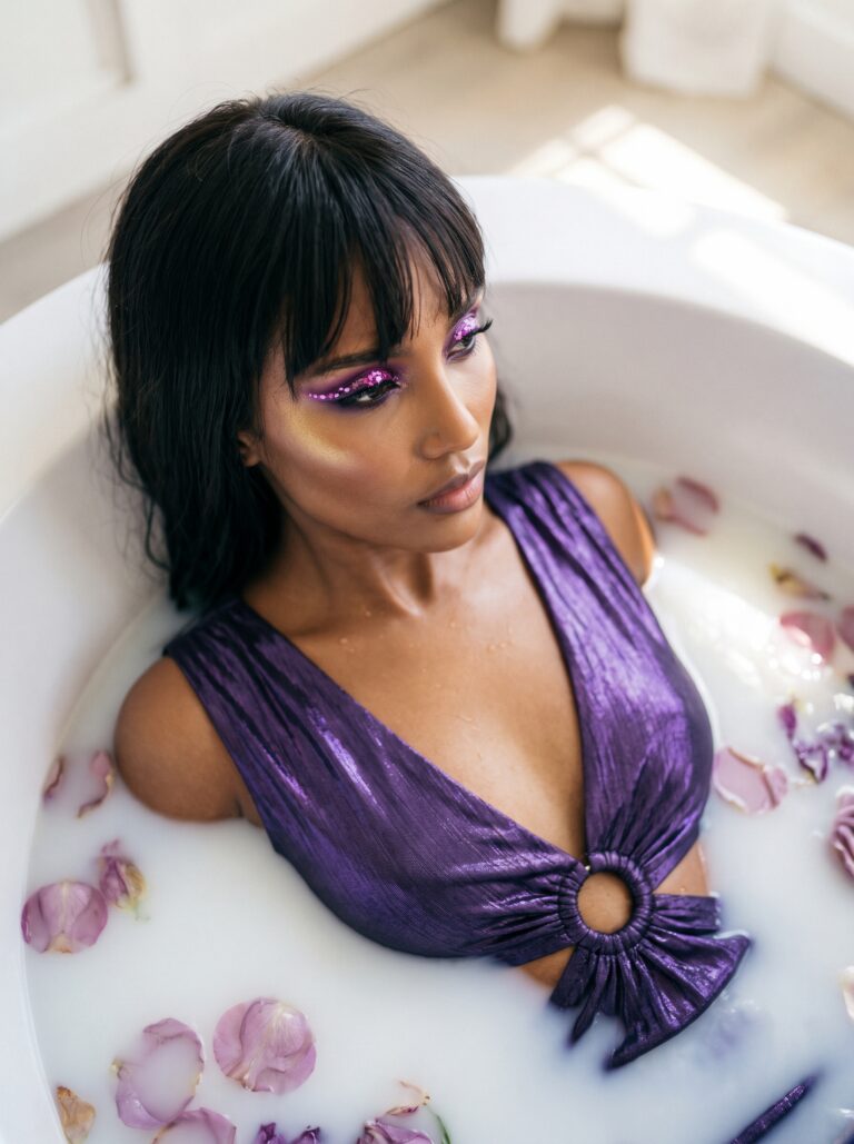 Mannequin IA avec robe mauve