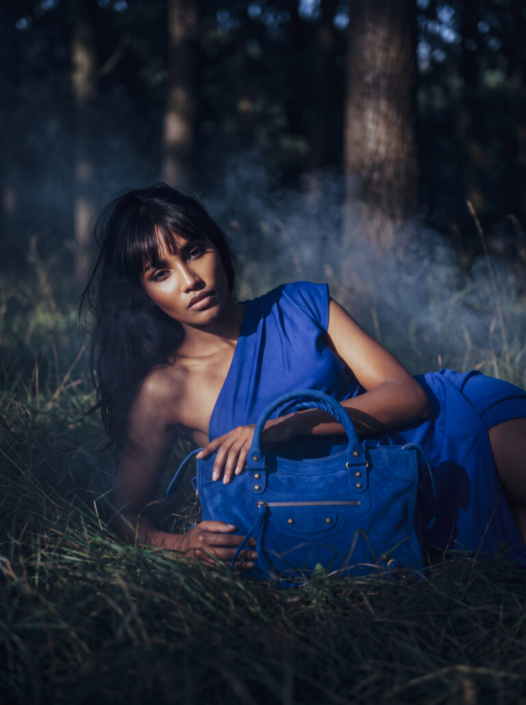 Mannequin IA avec robe et sac bleu