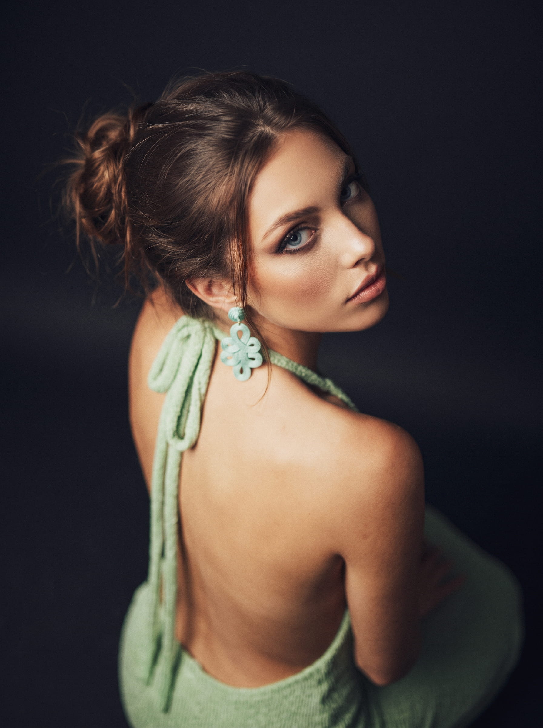 Woman_turning_in_studio_2K_202607081904-(3)-3